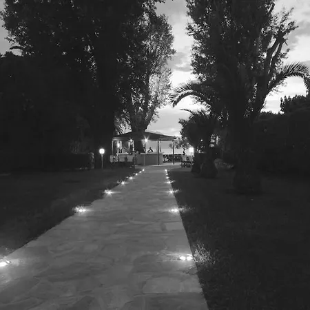 Hotel Tzaki & Restaurant